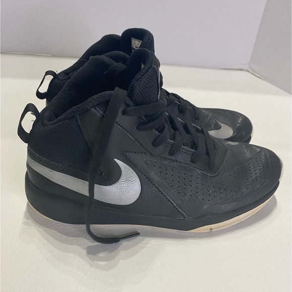Nike Team Hustle D7. Kids Size 6Y 747998-001. Black/Silver. - Picture 9 of 9
